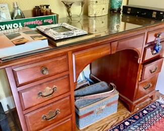 knee-hole desk