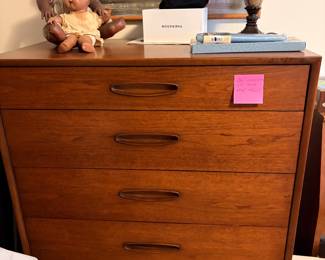 Henredon bedroom set….MCM style…pristine condition! This furniture is showroom condition and solid - of course - it’s Henredon. 