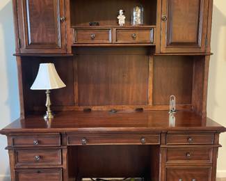 This Executive work desk will look fantastic in your home office, this work desk in by Aspenhome