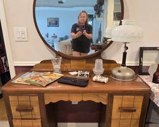 Art Drco Antique Vanity - Theres a fairy lamp!