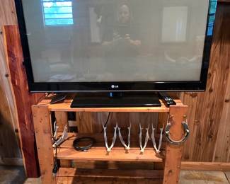 LG TV - Pine Table 