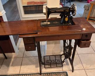 Singer Sewing Machine 