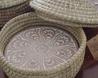 Woven Straw Bread Warmer Basket with Decorative Terracotta Insert