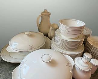 piece Royal Doulton Carnation Dinnerware Set second image