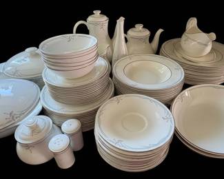 piece Royal Doulton Carnation Dinnerware Set
