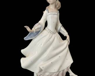 Lladro Porcelain Figurine  Cinderella lost her slipper
