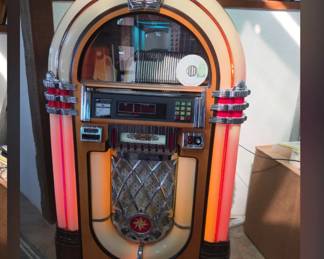 VINTAGE BUBBLER JUKEBOX THAT PLAYS OVER 2000 SONGS