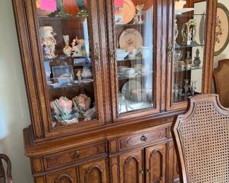Thomasville lighted china cabinet with dining table 6 chairs/2 leaves
