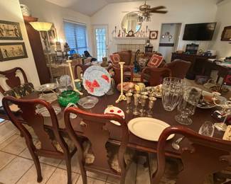 Dining room table with 8 chairs and table pad