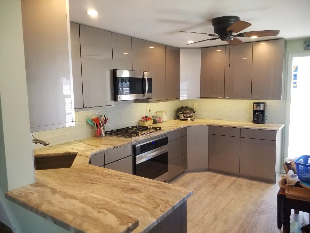 Stunning contemporary kitchen with ample upper & lower cabinets
