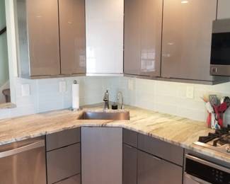 Kitchen features under cabinet lighting