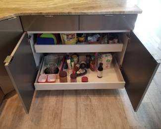 Kitchen cabinetry detail: pull out shelves
