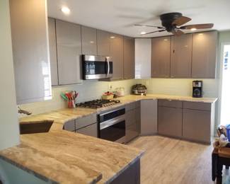 Stunning contemporary kitchen with ample upper & lower cabinets