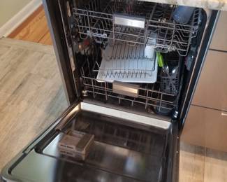 Kenmore Elite dushwasher with stainless steel interior
