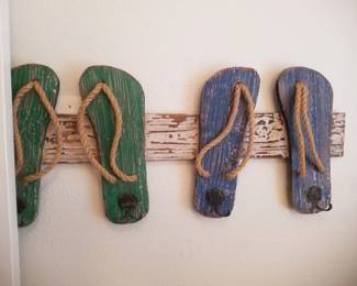 Flip flop wall rack
