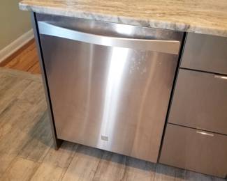 Kenmore Elite dushwasher with stainless steel interior