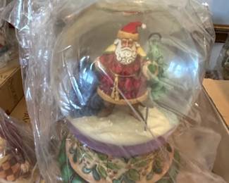 Jim Shore Heartwood Creek Santa Claus Snow Globe
