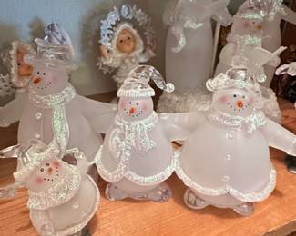 Frosted Glass Snowman Carolers with Lamppost  House of Lloyd Christmas Around The World fourth image