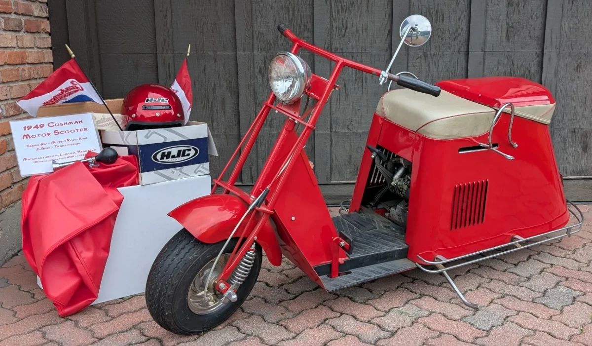  01 1949 Cushman Road King Motor Scooter