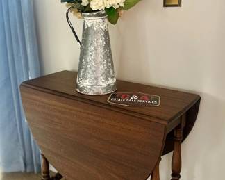 Drop-Leaf gateleg table