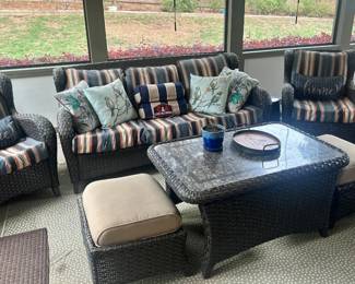 Super Nice Outdoor Sofa / 2 Chairs / Table that has (2) pull out seats