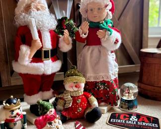 Santa / Mrs Claus & the light all plug in and work!