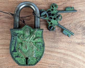 Decorated Padlock With 2 Keys, 4.75" x 2.5"