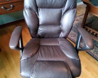 Brown Polyurethane Leather Executive Swivel Office Chair