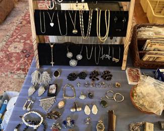 Assorted Vintage Jewelry