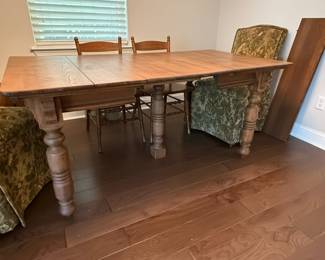 Farmhouse Style Turned Leg Dining Table