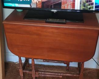 Drop leaf table