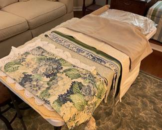 Great selection of table runners, napkin, placemats