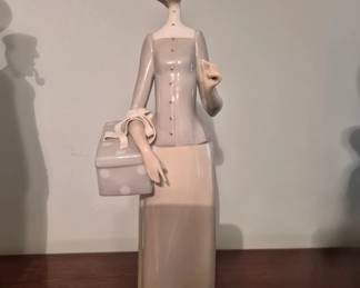 Lladro The dressmaker