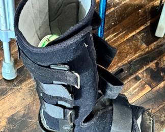 OO26 fractured ankle boot
