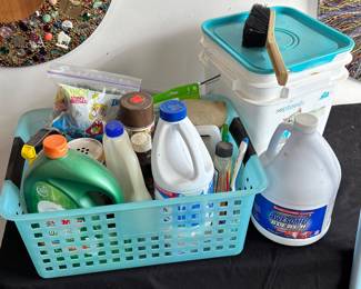 OO28 Cleaning supplies