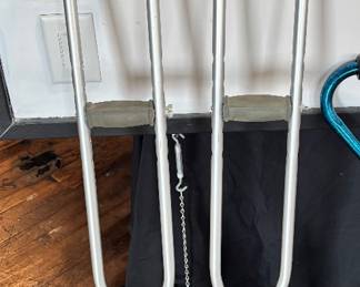 OO24 crutches