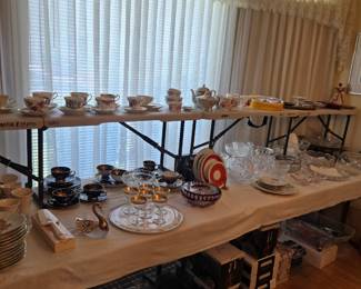 Teacups, dinnerware, glassware 