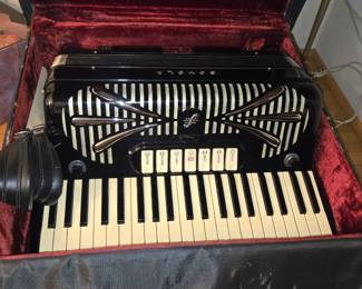 Vintage 1970's Sonola model #AA7 Piano accordion 