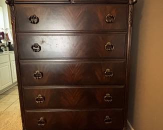 Bedroom chest of drawers