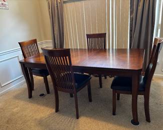 Dining room table w/ leaf and 4 chairs