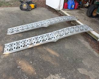 Folding loading ramps