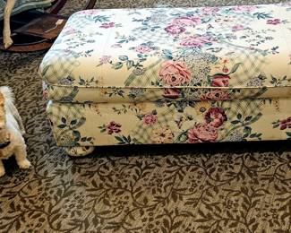 Beautiful oversized tuffett.  Dog for scale, not for sale ♡