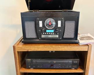 Victoria Vintage-Style Radio & Turntable