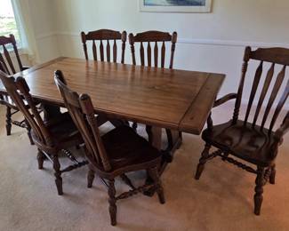 Beautiful Solid wood Dinning table, 6 chairs and (2) extra leaves.