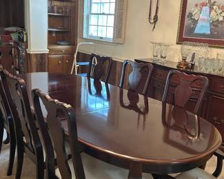 Gorgeous dining room table. No sratches or blemishes.