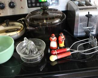 Various kitchen collectibles