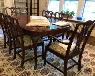 Vintage mahogany dining table with six chairs & table leaves $500