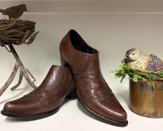 Ladies Shoes (Size 7)