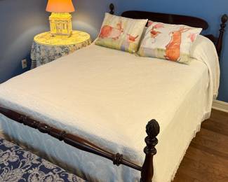 Traditional Mahogany Pineapple Four Poster Bed with a White Cotton Matelasse Bedspread