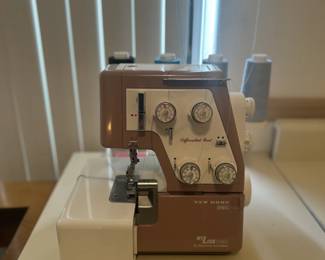 New Home MyLock 2560 Janome Serger
